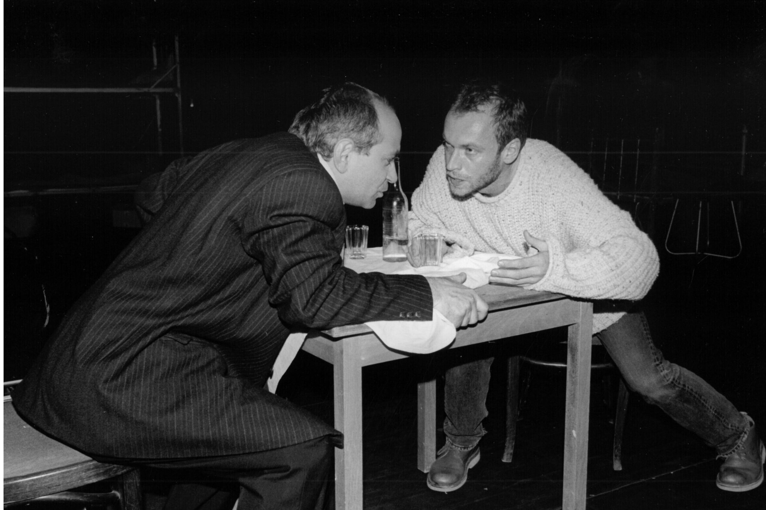 Krzysztof Dracz i Mariusz Bonaszewski w spektaklu „Historia PRL według Mrożka”; fot. Stefan Okołowicz