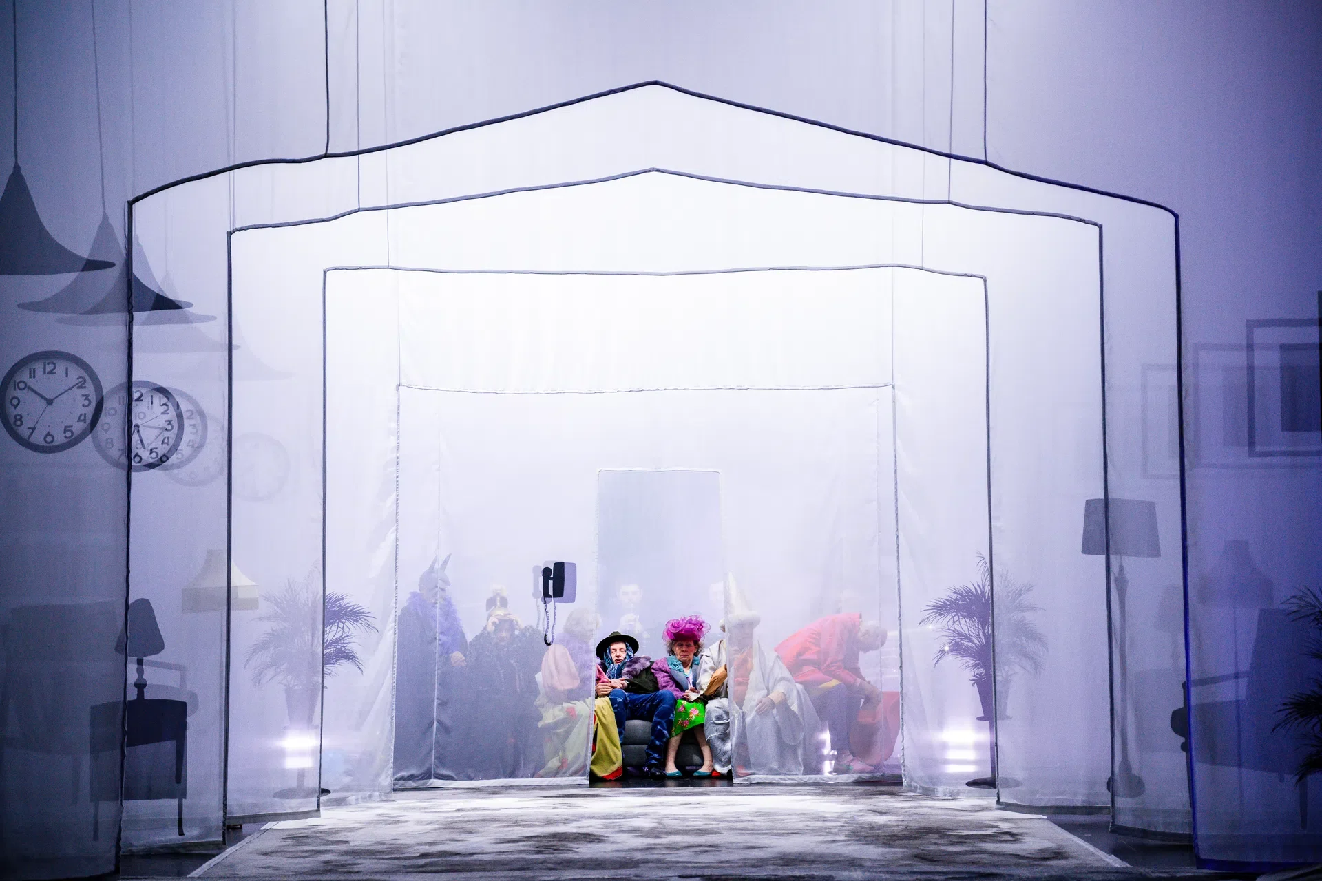 Scena z pokazywanego na 7. Kieleckim Międzynarodowym Festiwalu Teatralnym spektaklu „Dom spokojnej starości”, reż. Michał Buszewicz; fot. Piotr Nykowski