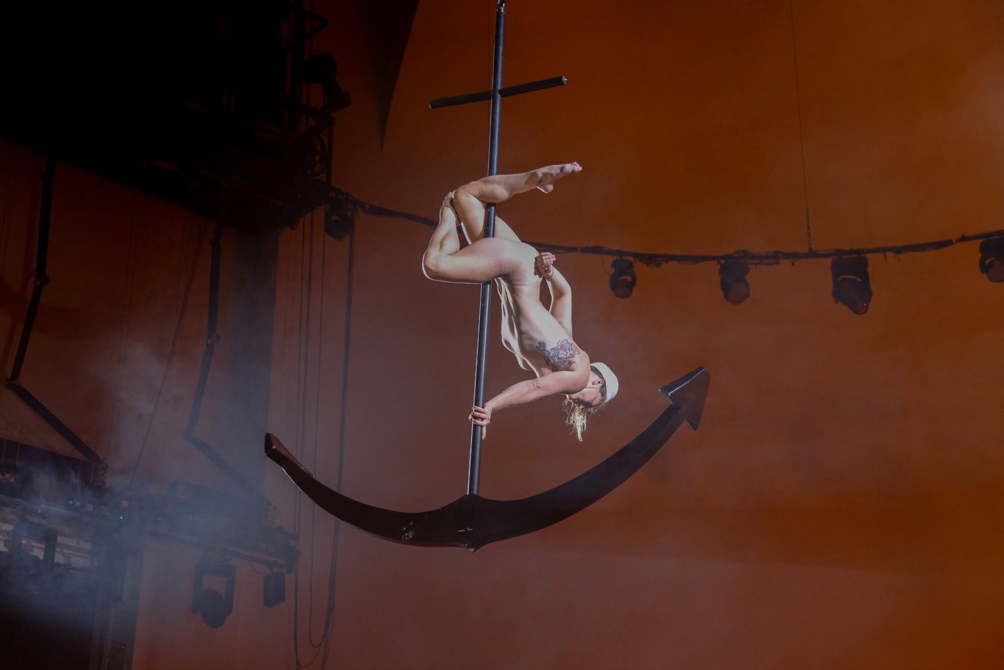 Scena ze spektaklu „Rok, w którym nie było lata”; fot. mat. prasowe