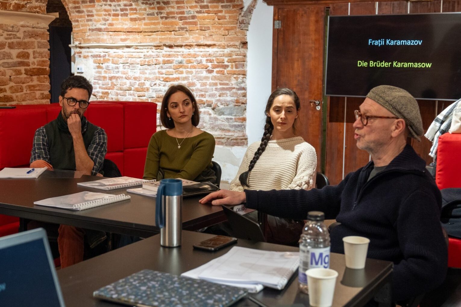 Luk Perceval w trakcie prób do „Braci Karamazow” w Teatrze Narodowym w Sybinie; fot. Iuliana Revencu