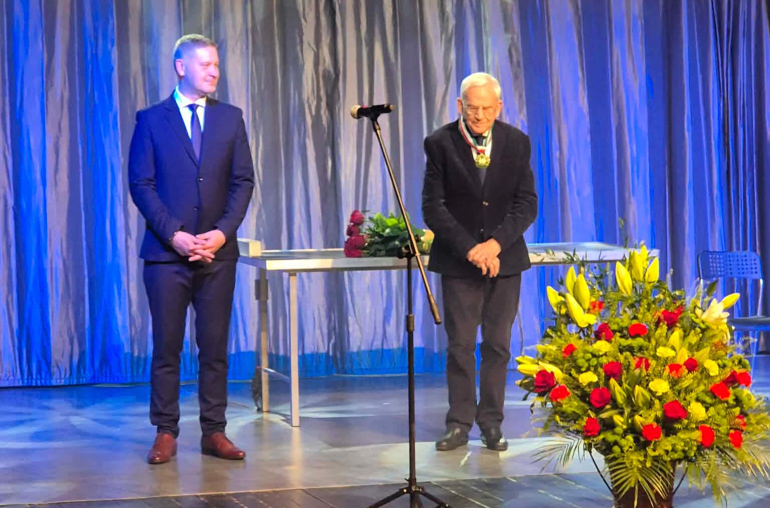 Wiesław Geras (z prawej) otrzymuje Złoty Medal Gloria Artis podczas 40. Toruńskich Spotkań Teatrów Jednego Aktora; fot. archiwum W. K.