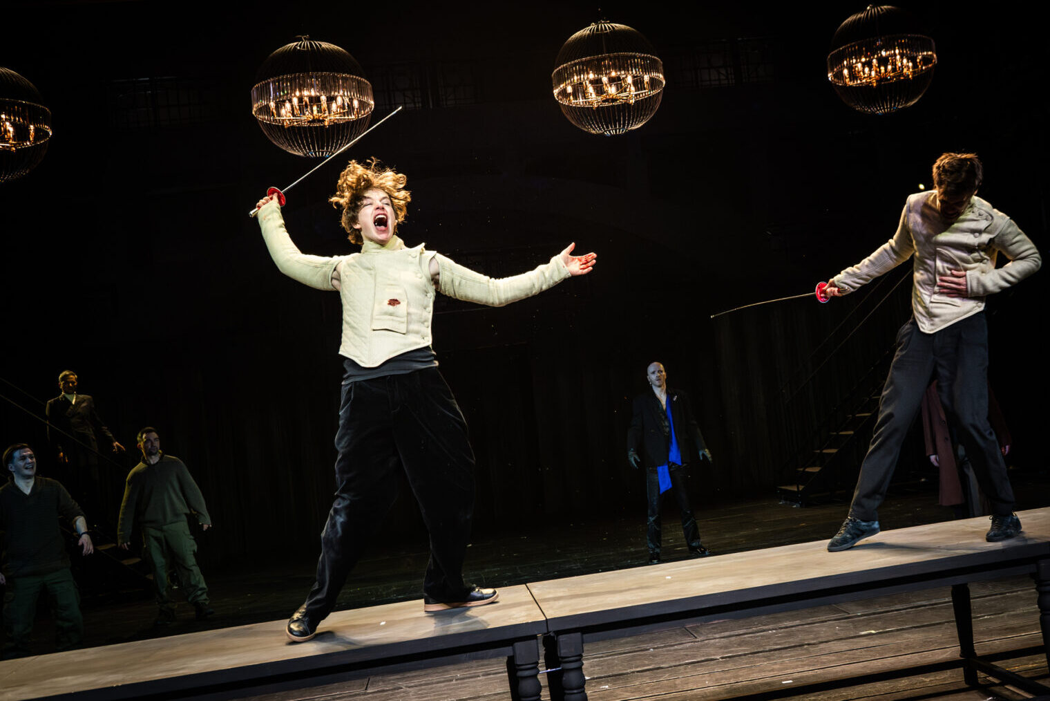 „Hamlet” w Teatrze Narodowym, na pierwszym planie Hugo Tarres; fot. Marta Ankiersztejn