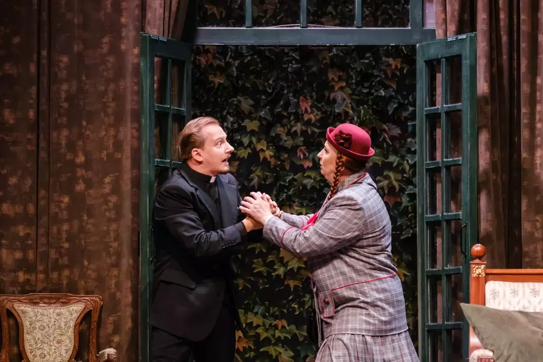 Scena ze spektaklu „O co biega?”, Teatr Dramatyczny w Białymstoku; fot. Bartek Warzecha