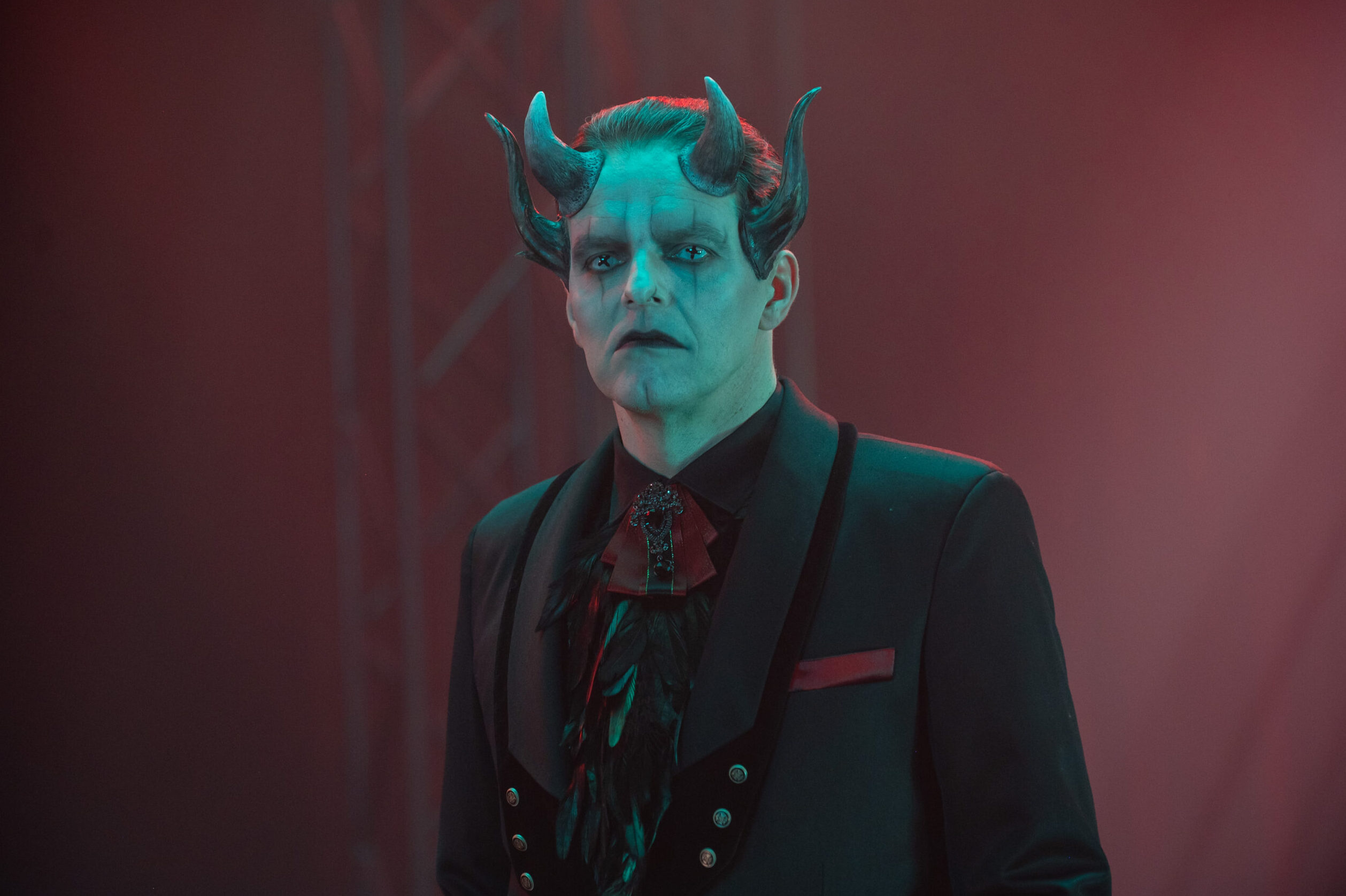 Robert Jarociński (Lucyfer) w spektaklu Teatru TV „Piekło-niebo”; fot. Archiwum TVP