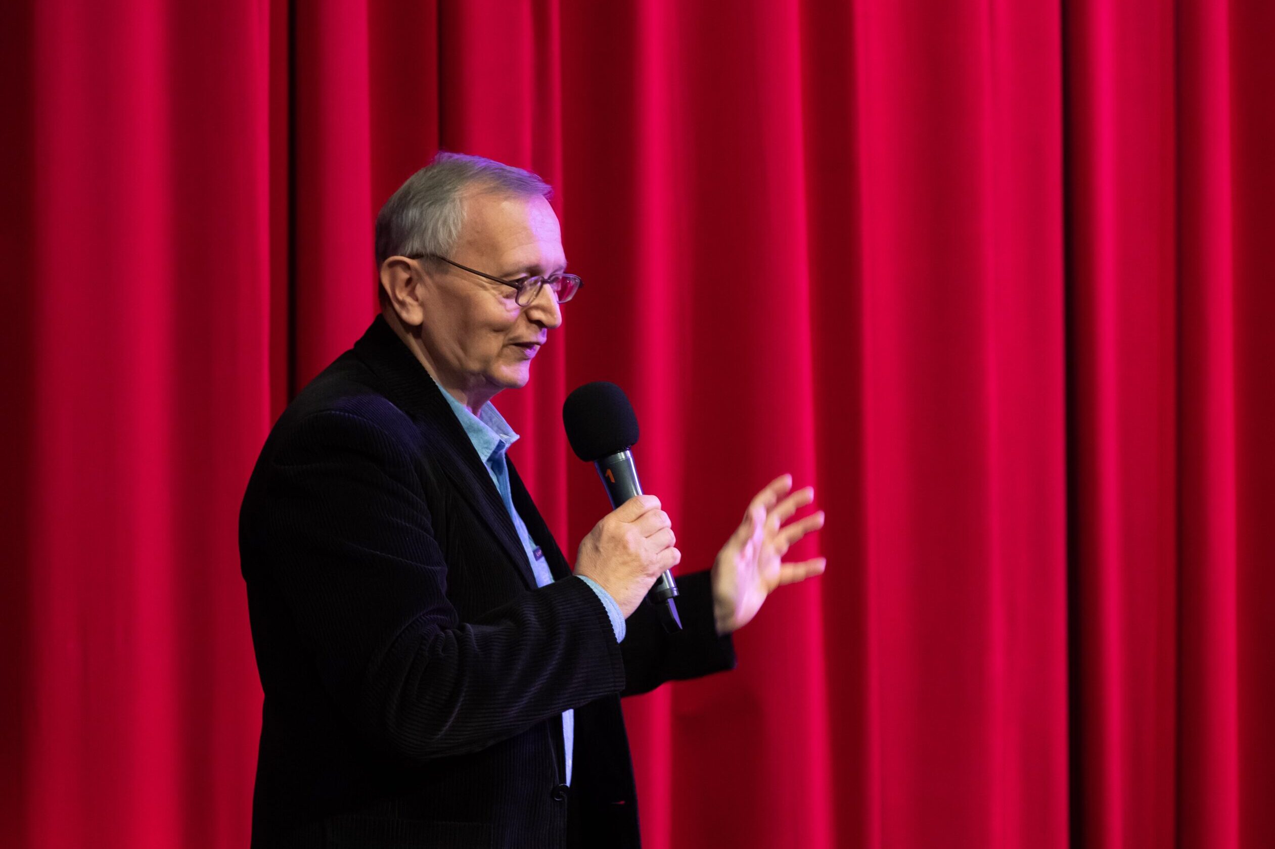 Bronisław Maj prowadzący Krakowski Salon Poezji; fot. Teatr Muzyczny w Łodzi