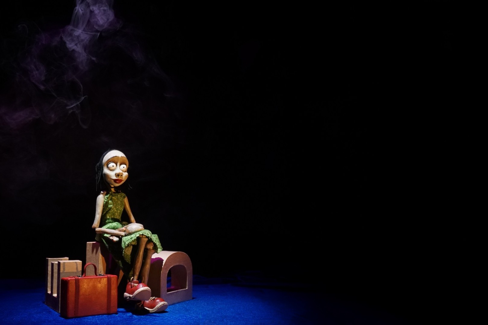 fot. ze spektaklu "The Girl with the Little Suitcase" - materiał Białostocki Teatr Lalek