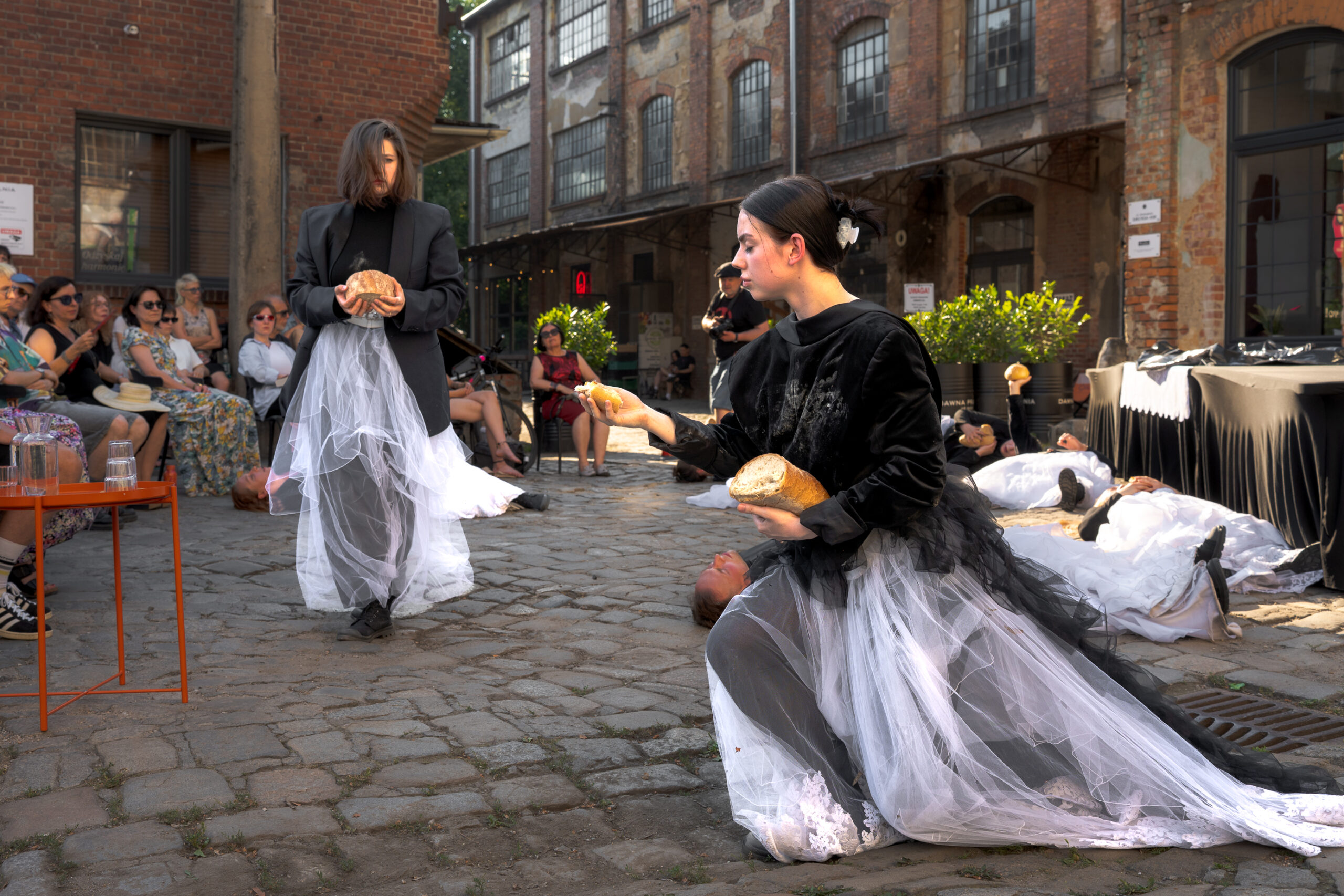 fot. Magdalena Cydzik (Teatr Rozbark -spektakl Slowmotioncaffe/medytacje o pokoju)