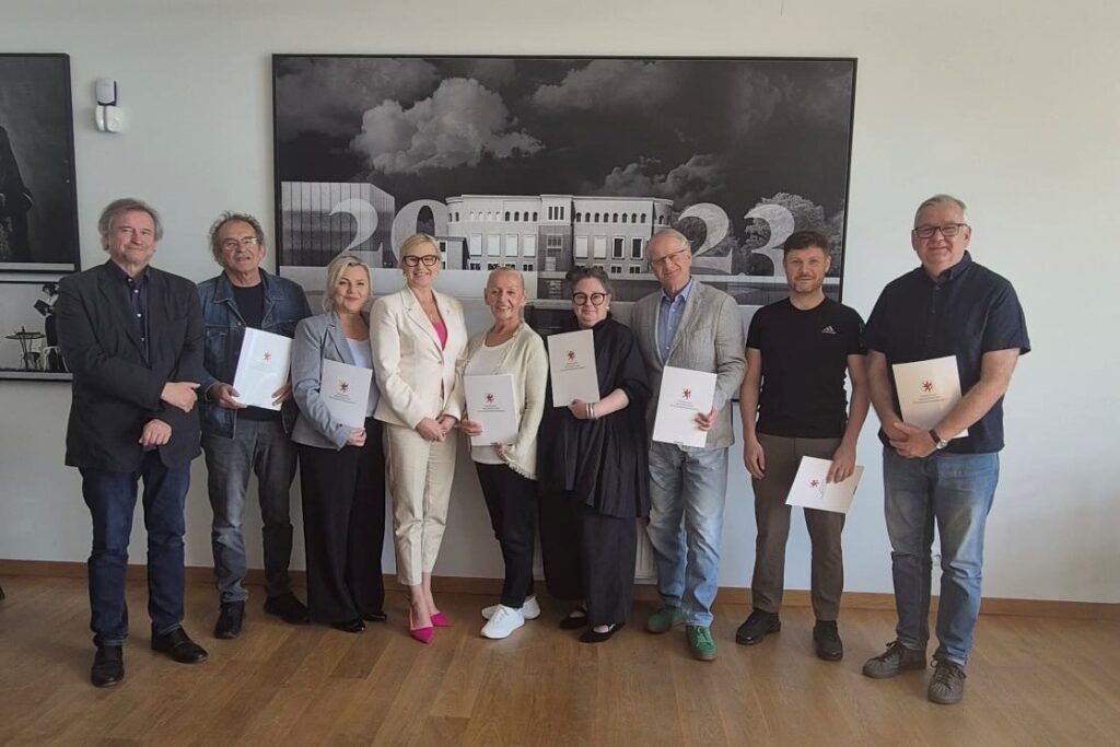 Rada Artystyczna Teatru Polskiego w Szczecinie wraz z Anną Bańkowską, wicemarszałkinią Województwa Zachodniopomorskiego, oraz Adamem Opatowiczem, dyrektorem Teatru Polskiego w Szczecinie; fot. archiwum Teatru Polskiego w Szczecinie