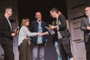 Spektakl „Bibuła w tapczanie” zdobywa Grand Prix 32. Międzynarodowego Festiwalu Teatrów Lalek i Formy „Spotkania” w Toruniu oraz nagrodę za najlepszą reżyserię dla Michała Derlatki, 21 października 2026 r.; fot. Julia Marszewska