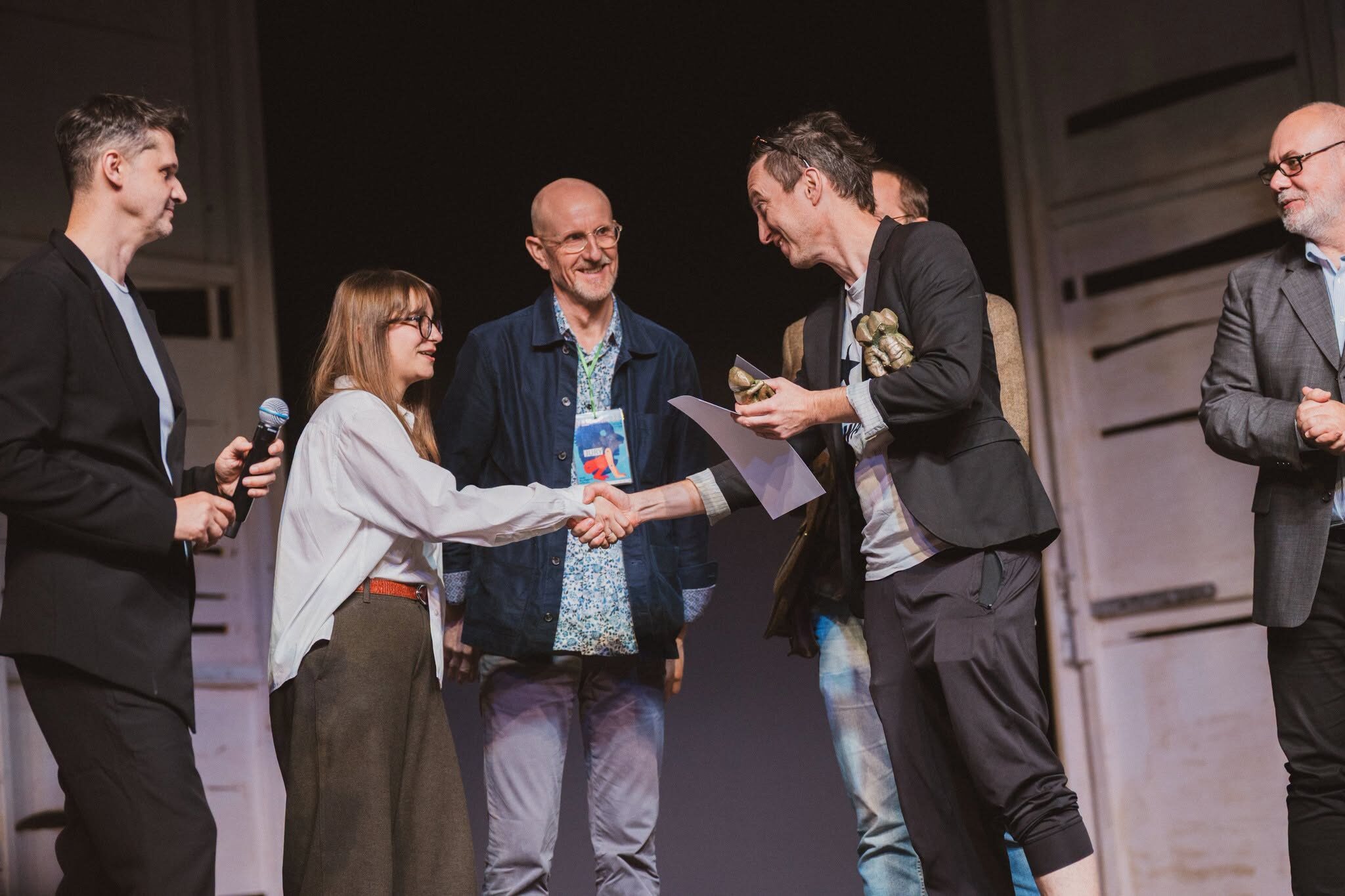 Spektakl „Bibuła w tapczanie” zdobywa Grand Prix 32. Międzynarodowego Festiwalu Teatrów Lalek i Formy „Spotkania” w Toruniu oraz nagrodę za najlepszą reżyserię dla Michała Derlatki, 21 października 2026 r.; fot. Julia Marszewska