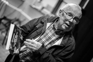 fot. Fot. Tobiasz Papuczys / Instytut Grotowskiego. Stanisław Krotoski podczas spotkania z Józefem Kelerą poświęconego drugiemu tomowi „Krótkiej historii teatru w Europie”, 11 października 2023 roku.