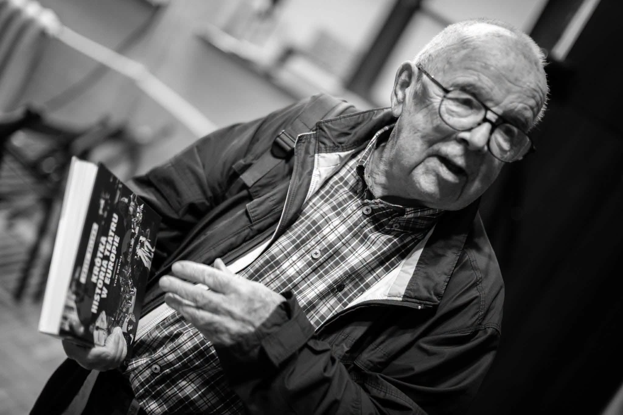 fot. Fot. Tobiasz Papuczys / Instytut Grotowskiego. Stanisław Krotoski podczas spotkania z Józefem Kelerą poświęconego drugiemu tomowi „Krótkiej historii teatru w Europie”, 11 października 2023 roku.